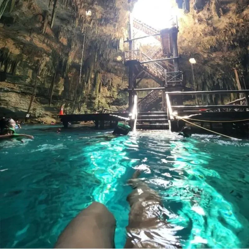 cenote cerrado con escaleras 